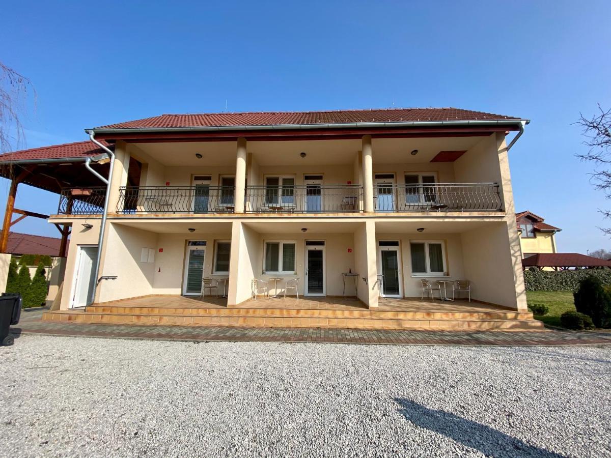 Apartmanovy Dom Flora Veľký Meder Extérieur photo